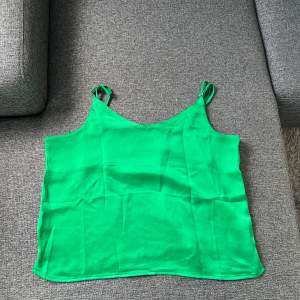 Grön silkes topp från Zalando (JJXX). Använd en gång så i perfekt skick! I storlek XL men väldigt liten i storlek så hade passat L-M