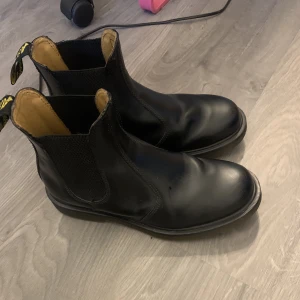 Dr. Martens  - Dr. Martens skor i storlek 39 passar även 40. Använda fåtal gånger ord pris runt 2000