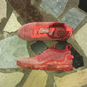 Limiterade vapormax  - Jag säljer nu mina vapormax som är knappt använda. Jätte bra skick och är limiterade. Köpta för 2300 på rea. Har inte kvar någon låda så därför är priset lågt. Pris går att diskuteras