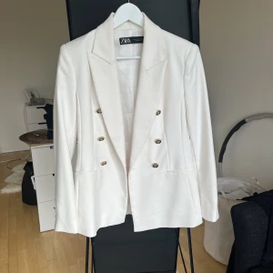 Vit kavaj - Vit kavaj från Zara. Använd 1 gång, inga defekter. Strl XS