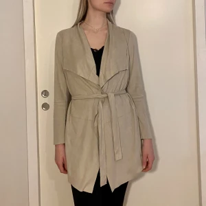 Kappa i faux suede - Lätt kappa med skärp i faux suede 