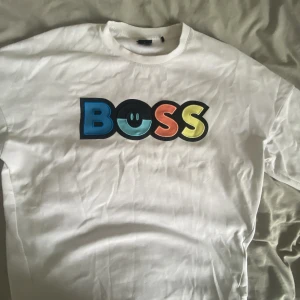 Hugo boss tröja  - En Hugo boss tröja. Inte använd . I storlek M men fin på vem som helst. 