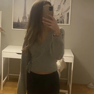 Tröja  - Fin stickad omlott tröja från & other stories. Fint skick och storlek xs💕