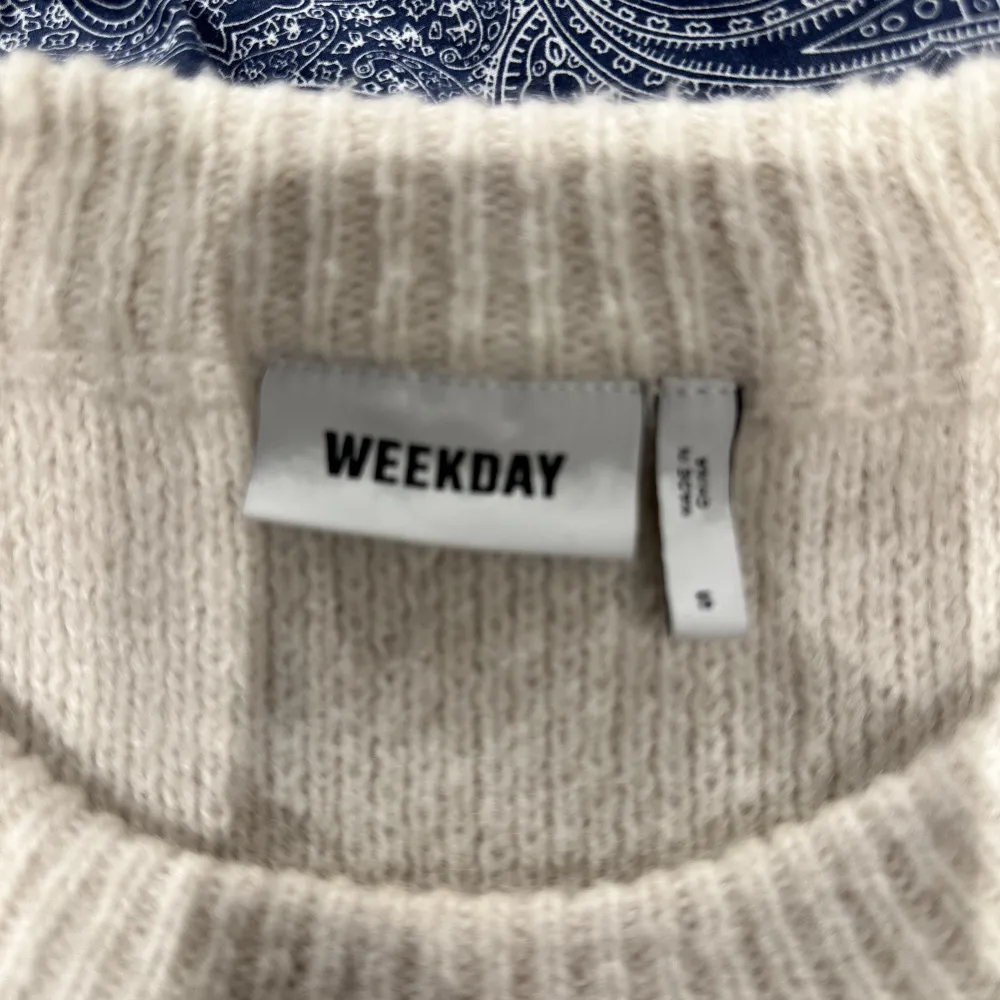 Säljer denna tröja som är oversized från weekday i storlek s då jag inte använder den längre.. Stickat.