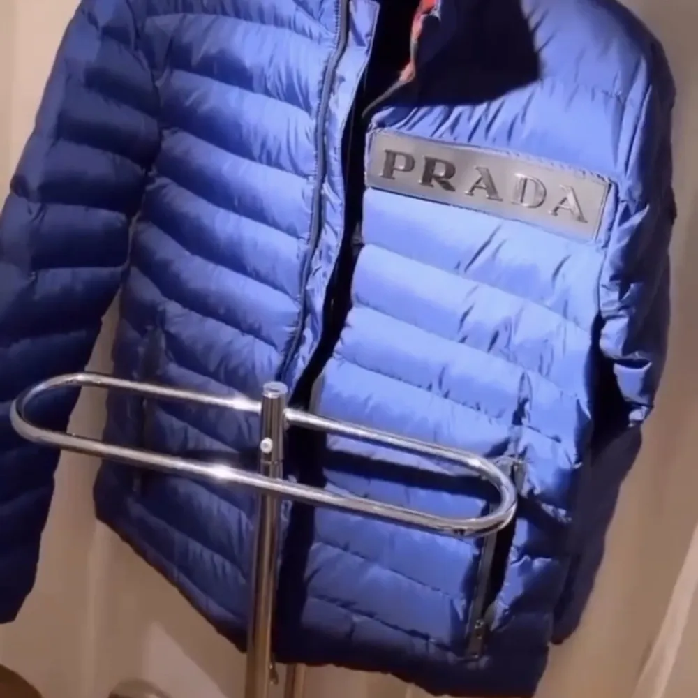 Säljer nu Prada jacka som är helt ny. Använt 1 gång. Det är i mycket bra skick. Jackor.
