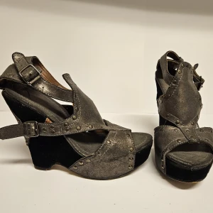 Klackar fån Nelly trend  - Coola kilklackar från Nelly trend. Använda men i fint skick. Storlek 38. Nypris 500 kr. 