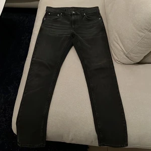 Nudie jeans Lean Dean  - Nudie jeans i nyskick, använda 1 gång. Modell Lean Dean i storlek 31 W, 32 L. Nypris 1600.  Svart/gråa.
