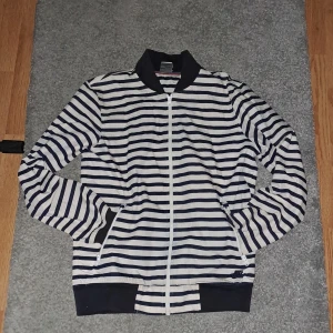 Nike jacka - En fin nike jacka som är knappast använd Jag är 179cm på denna bild orsaken till att jag säljer den är att jag bara inte gillar hur den ser ut. Priset kan diskuteras 