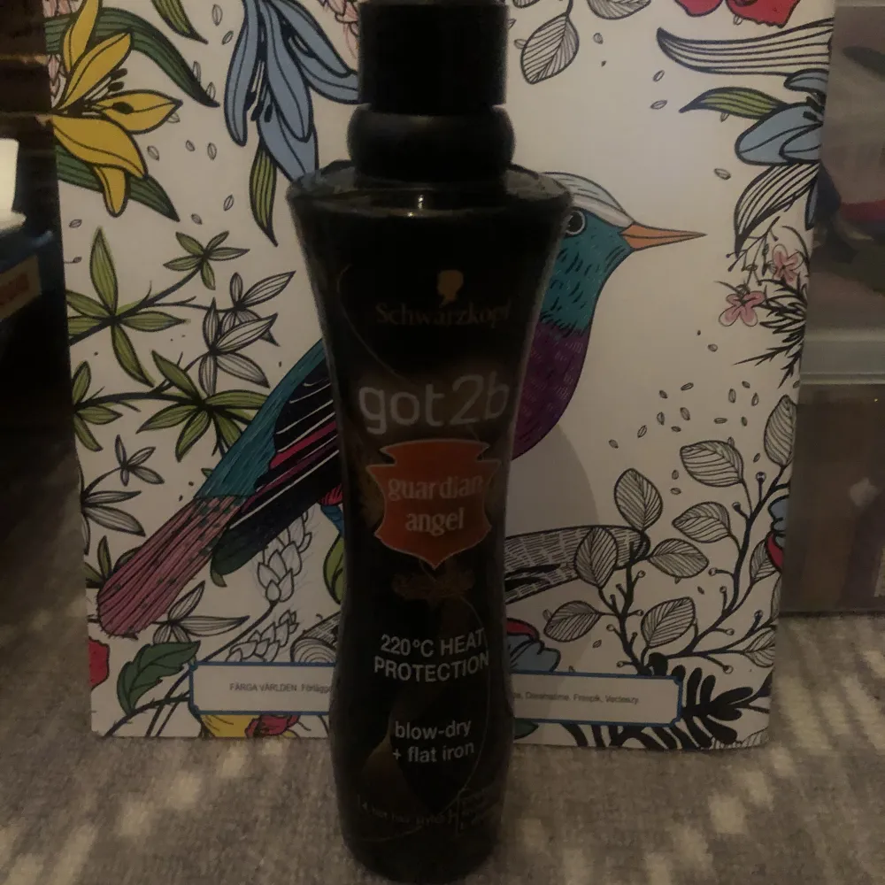 En flaska Anti- frizzlotion, 200ml. Den är den rosa flaskan & det är 180ml kvar i flaskan. Den svarta flaskan,200ml, flat iron, en produkt som gör håret rakt och skyddar från värme .. Asusteet.