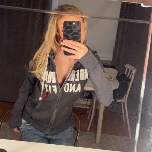 jättesnygg vintage zip - skitcool ziptröja som jag säljer pga stt den ej används längre, jättebra skick då jag använt den sparsamt! klicka gärna köp nu💘💘