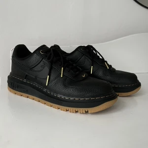 Nike Air Force 1 Luxe  - Köpta från Zalando för 1599kr. Skicket är som helt nya, knappt använda alls. Kom privat för fler frågor! 