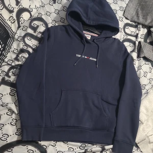 Tommy hilfiger hoodie  - Tommy hilfiger hoddie använd ett par gånger men fortfarande i jätte fint skick
