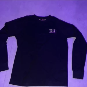 Ea7 tröja - Säljer min fina ea7 tröja som är i nyskick och är aldrig använd den är köpt för 1049kr kontakta om du vill ha mer bilder priset kan diskuteras💯