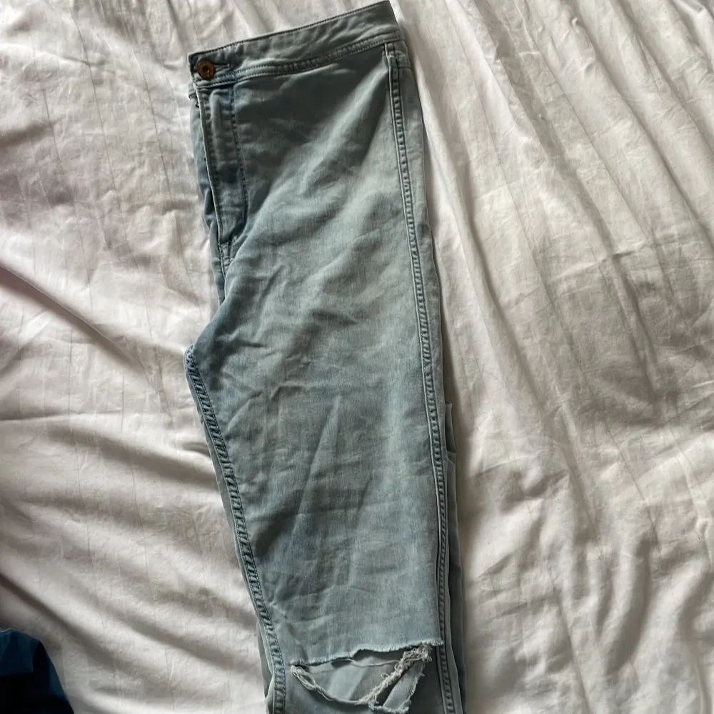 Skinny High Waist med slits vid knäna. Extremt stretchiga . Jeans & Byxor.