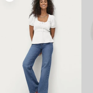 Vit topp - En jätte fin vit topp som man kan ha till allt. Har aldrig används ( bara testat) för att det var fel storlek!😫😍pris+frakt