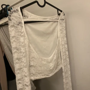Spets topp - Säljer denna topp. Var för liten för mig 💗köpt på second hand men ser nästan helt oanvänd 