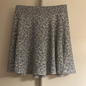 Söt sommarkjol - Blommig sommarkjol från lager 157, faller väldigt fint.