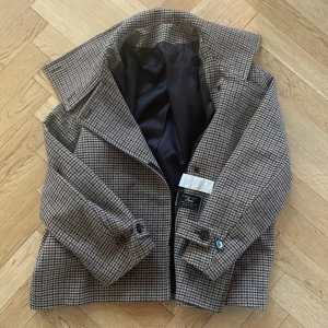 Beige kappa Arket - Säljer min arket kappa på grund av att jag aldrig använder den. Väldigt bra skick, knappt använd. Köptes för 1800kr💗.