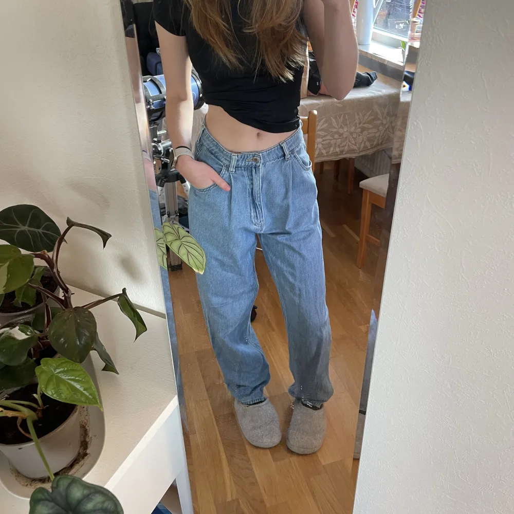 Blå baggy jeans i storlek S/36. Ger 90tals-vibes och har inga defekter! Sitter bra i midjan och älskar formen på dem (är 168cm), men tyvärr inte använda på länge💕Skriv för mer info/ bilder!. Jeans & Byxor.