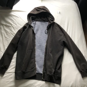 Hoodie brandy Melville  - Cara hoodie från brandy melville i oversized fit. Slitage nere vid ärmarna 