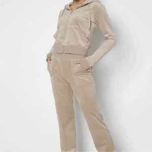 Juicy Couture Set - Säljer detta fina set storlek XS på båda delar. Jätte fint skick, hör av dig för frågor/bilder. 