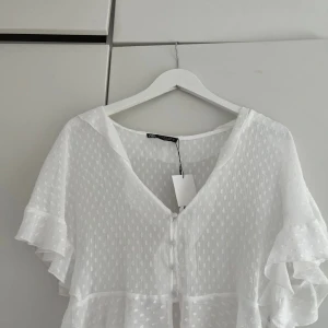 Vit zara blus - Jättesöt blus som tyvärr inte kommer till användning, i fint skick😊