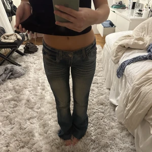 Lågmidjade jeans - Så fina lowwaist jeans med nitar på bakfickorna oxh perfekt passform. Så snygga detaljer på jeansen, har dock en lagning under rumpan på ena benet men inget som syns vid användning!🙏🏽 midja cirka 37/38cm