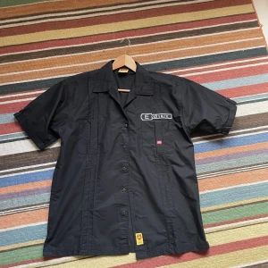Eckõ unlimited skjorta - En workshirt från Eckõ unlimited från 90-talet! Samma modell går att se på Omar från The Wire. En riktig 90’s classic! Perfekt skick! Pris prutbart!