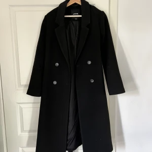 Svartkappa  - Svartkappa från monki, bra skick i storlek S