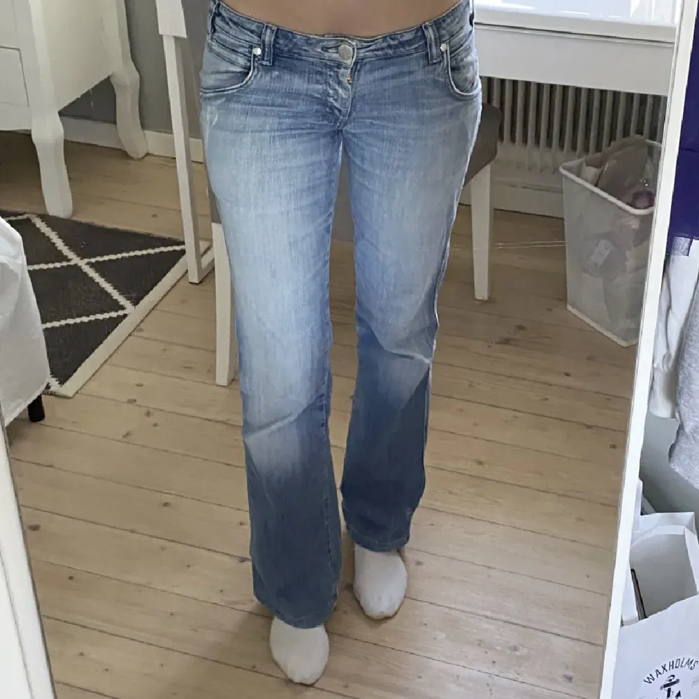 Säljer ett par as snygga lågmidjade jeans köpta på plick som tyvärr var för stora💞midjemåttet är 42cm och innerbensmåttet är 82 cm. (lånade bilder) Använd gärna köp nu!💞. Jeans & Byxor.