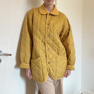 Gul vintage jacka 🍁 - Supersöt vintage jacka i senapsgul höstlig färg 🍂Storlek M och sitter väldigt fint oversized 🫶🏻