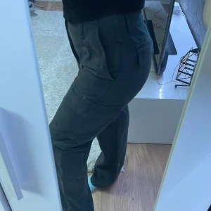 Svart/Marin Blå Cargos - skit snygga cargos, kommer tyvärr inte till användning❤️ 300kr💕