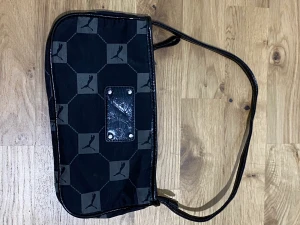 Puma väska  - Jättefin 90s puma shoulder bag.