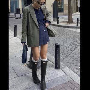 Hunter gummistövlar inkl. tillhörande strumpor - Säljer Hunterstövlar med fleecestrumpor då dom inte kommer till användning. Mycket bra skick på både stövlar och strumpor förutom att stövlarna ser lite ”kantstötta” ut då dom förvarats ovanpå varann i ett skåp.  Fler bilder finns🥰 (bild 1 är lånad!)