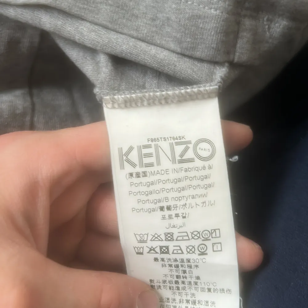  Säljer en äkta Kenzo tröja Då har den aldrig kommit till användning då den blev för liten storlek S kan även tänka mig att byta själv äkta då ni köpt på nk i Stockholm Kvitto finns. Tröjor & Koftor.