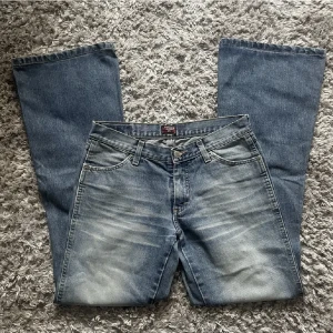 Lågmidjade jeans  - Så snygga lågmidjade bootcut jeans som tyvärr är försmå för mig. Finns ett litet hål i grenen, skriv privat för bild. Midjemåttet är 38 tvärs över och innerbenslängden 80💞