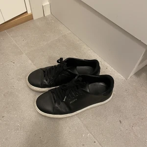 Arigatos - Säljer mina jättesnygga arigato skor då de tyvärr har blivit för små. De är i bra skick, ungefär som nya. Skorna passar även till allt 🥰 