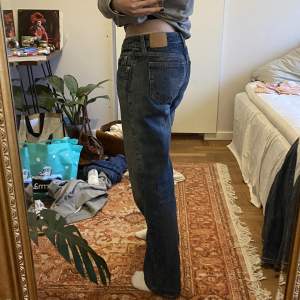 Jeans från weekday i modellen ”arrow”, jättefint skick bara använda några ggr. 