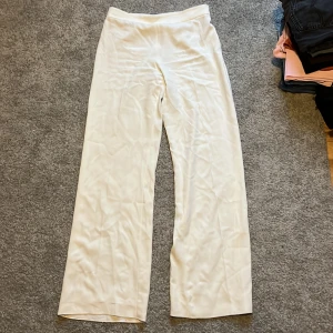 Kostymbyxa  - Knappt använda Skriv om du vill se hur dom är på Är långa i benen för dom passar mig som är 180