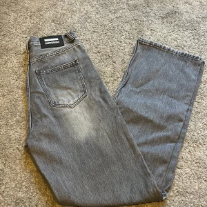 Jeans  - Super fina jeans som har blivit försmå, en sån litet till skärpet har gått sönder men annars är dom utan fel  Skriv för frågor eller bilde
