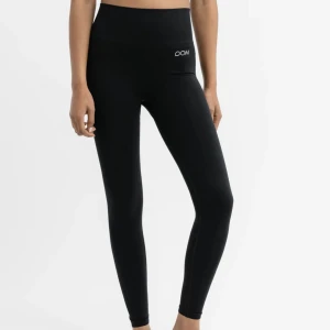 DOM Cora Tights Black - Super snygga träningstights som tyvärr är för stora på mig och därför inte kommit till användning. Använd ca 1-2 gånger. Nypris på DOMs hemsida: 339kr 