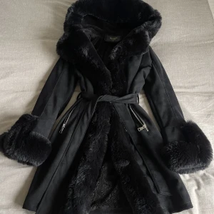 Pälsjacka - Super snygg jacka med päls, typ aldrig använd, inga defekter. Perfekt till vintern!🤎nypris 1500 kr 