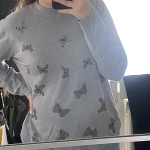 Tröja - En grå tröja med fjärilstryck på framsidan. Använd 1 gång innan. Inga defekter eller liknande🤍
