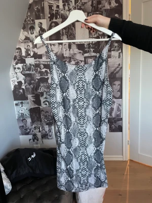 Klänning - Orm mönstrad klänning, fint skick, kort