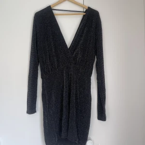 Festklänning  - Glittrig festklänning använd 1 gång! 