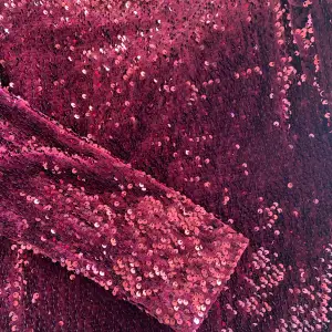 En jättefin fest glittrar kläning med vinröd färg, använt bara en gång med storlek 38/40