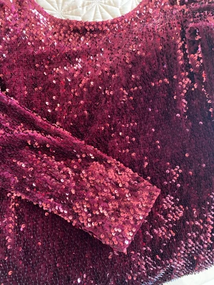Glittrar kläning  - En jättefin fest glittrar kläning med vinröd färg, använt bara en gång med storlek 38/40