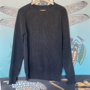 Grå stickad tröja från Our Legacy - Mycket tung tröja från Our Legacy. Den väger typ 1 kg. Gjord i bomull. Storlek 44, passar som en M/L. 