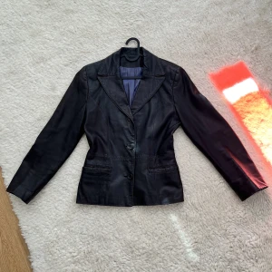 Läderjacka  - Älskar denna jackan, men den kommer aldrig till användning. Vissa sömmar har gått upp men enkelt att laga. Inköpt i Marché aux Puces i Paris.   Äkta läder, fin patina. 