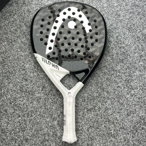 Padelrack-head alpha elite - Helt nytt oanvänt head alpha elite padel racket. Plasten kvar och säljes på grund av tänkte börja spela men ångrade mig. Ordinarie pris 2100 men säljes för endast 1100. Pris går att diskutera vid snabbaffär  Droppform Gummit är av powerfoam  Mediumbalans 